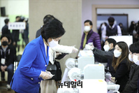 [포토] 사전투표 하는 박영선 민주당 서울시장 후보