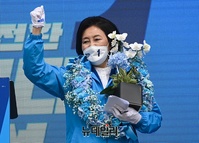 [포토] 꽃다발 받은 박영선 후보