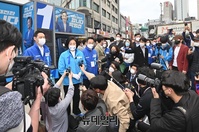 [포토] 취재진 질문에 답하는 박영선