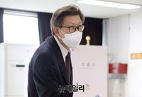 [포토] 사전투표 하는 박형준 국민의힘 부산시장 후보