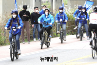 [포토] 자전거 유세하는 박영선 후보