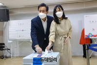 [포토] 사전투표하는 오세훈 서울시장 후보 내외