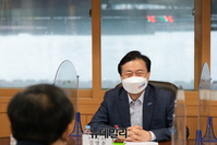 [포토] 부산공동어시장 찾아 정책간담회 갖는 김영춘 후보