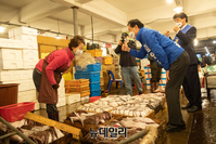[포토] 부산공동어시장 찾은 김영춘 후보