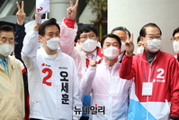 [포토] 사전투표 마지막날, 용산역 찾은 오세훈