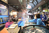 [포토] 봄비 내리는 주말, 강동구 찾은 박영선 후보