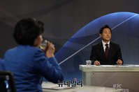 [포토] 토론회서 만난 박영선·오세훈 서울시장 후보