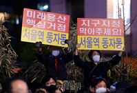 [포토] 잠실 찾은 오세훈...부동산정책 피켓 든 시민들