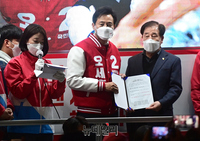 [포토] 시민들의 부동산 의견 담은 건의서 건네 받은 오세훈