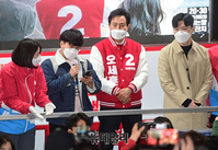 [포토] 청년들과 차량에 오른 오세훈 후보