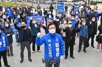 [포토] 지지자들과 기념촬영 갖는 김영춘 부산시장 후보