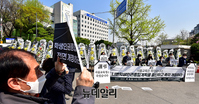 [포토] 서울교육청에 늘어선 근조화환 "학생인권종합계획 중단하라"