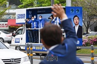 [포토] 지지자들과 인사 나누는 김영춘