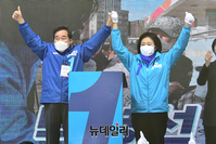 [포토] 손들어 인사하는 박영선·이낙연