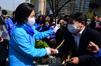 [포토] 지지자들과 인사하는 박영선 후보