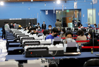 [포토] 투표지분류기 최종점검 하는 선관위