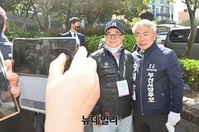 [포토] 지지자들과 기념사진 찍는 정규재 부산시장 후보