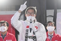 [포토] 부산시장 보궐선거 D-1, 지지호소하는 박형준