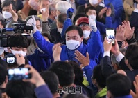 [포토] 지지자들 환영 받으며 입장하는 김영춘