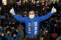 [포토] 기념촬영 갖는 김영춘 부산시장 후보