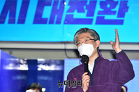 [포토] 박영선 지원유세 나선 조정훈 시대전환 의원