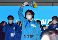 [포토] 손 흔드는 박영선 민주당 서울시장 후보