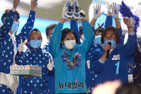 [포토] 새신발 선물 받은 박영선 후보 