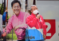 [포토] 신촌 파이널유세장 오른 김종인 "압도적인 표로 지지해 달라" 