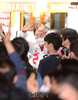 [포토] 환호 받으며 입장하는 오세훈...신촌서 마지막 유세
