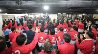 [포토] 출구조사에 환호하는 국민의힘