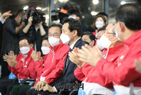 [포토] 출구조사 바라보는 오세훈 서울시장 후보