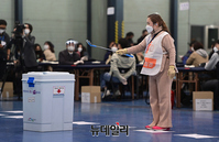 [포토] 개표소 도착한 투표함 봉인 확인하는 참관인
