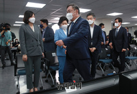 [포토] 개표 상황실 나가는 김태년