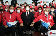 [포토] 오세훈 후보 손 꼭쥔 김종인·정진석