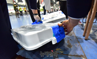 [포토] 투표함 특수봉인지 해제하는 개표사무원