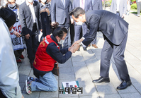 [포토] 첫 출근길에 만난 수산시장 상인 위로하는 오세훈 서울시장