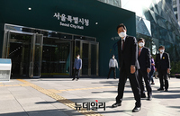 [포토] 서울시청 첫 출근하는 오세훈 서울시장