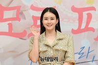 [포토] 최정윤, 반가운 손인사