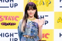 [포토] 스테이씨 윤, 반가운 손인사