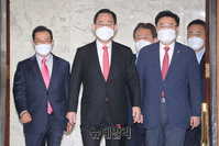 [포토] 입장하는 주호영 국민의힘 원내대표