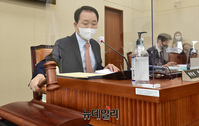 [포토] 회의 주재하는 성일종 정무위 법안심사 소위원장