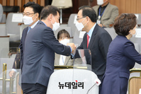 [포토] 의원들과 인사 나누는 주호영 권한대행