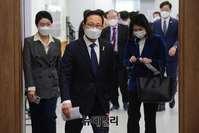 [포토] 입장하는 홍영표 더불어민주당 의원