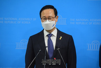 [포토] 기자들의 질문에 답하는 홍영표 의원