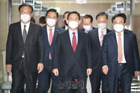 [포토] 입장하는 주호영 국민의힘 당대표 권한대행