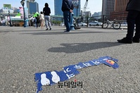 [포토] 신규 확진자 698명...세월에 뜯겨진 거리두기 안내 테이프