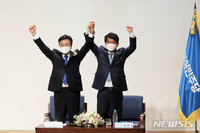 [포토] 더불어민주당 새 원내대표에 윤호중 의원 선출