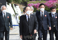 [포토] 4.19기념식 입장하는 홍남기 국무총리 직무대행