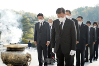 [포토] 4.19묘지 참배하는 文 대통령