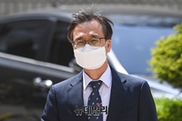 [포토] '독직폭행' 혐의 공판 출석하는 정진웅 차장검사